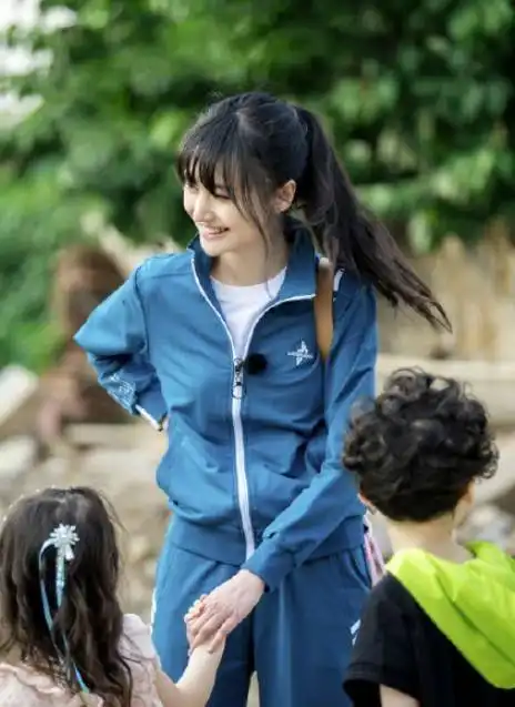 奇妙小森林郑爽蓝色复古风校服太惊艳,注定又要成为爆款
