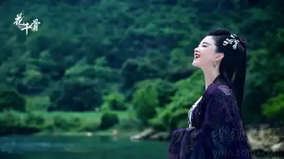 花千骨蒋欣剧照红唇紫衣演绎悲情美人
