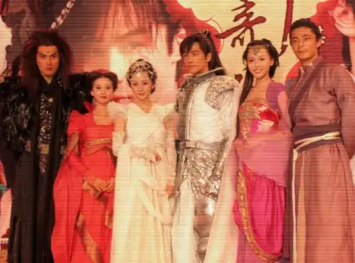 唐嫣抢答偏爱,她笑起来的模样成焦点,终于相信她37岁了
