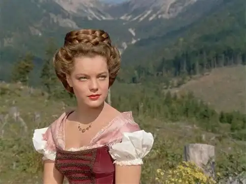 17岁的罗密方脸宽眼距还溜肩,却在茜茜公主里美得令人难忘