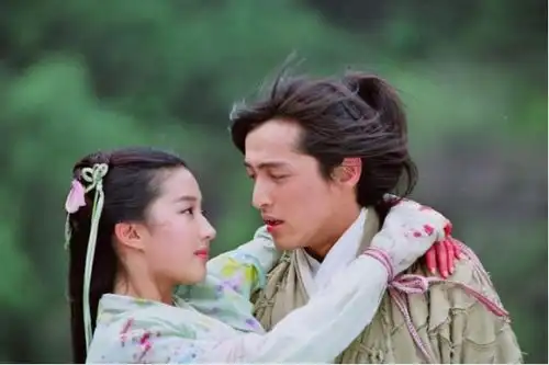 38岁胡歌骑重型机车太帅拖鞋短裤打扮随性飒爽,痞帅范儿十足