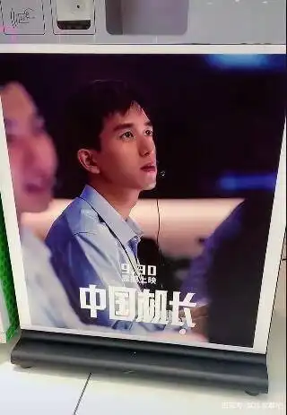 中国机长请了朱亚文阚清子等11位明星来客串,为何只狂捧他