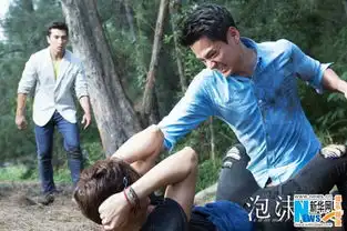 泡沫之夏曝新剧照罗仲谦严禹豪岸边扭打