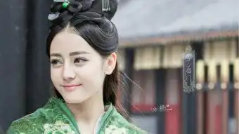 空姐长相酷似迪丽热巴,但被网友反感,简直蹭热度
