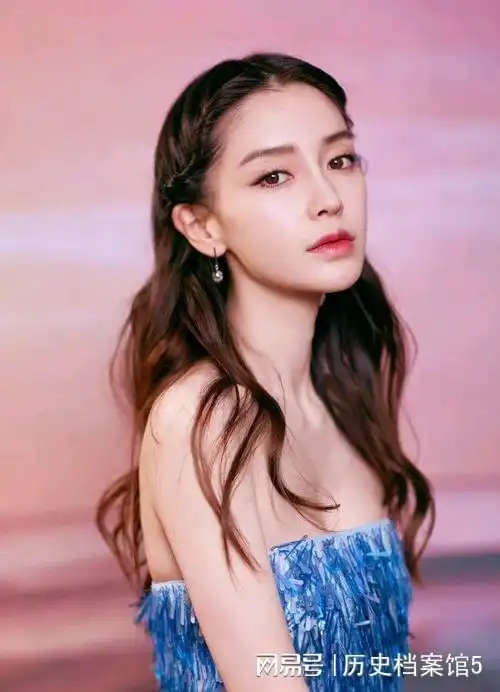 主持人小s问黄晓明你最喜欢亲她哪里黄晓明给出教科书式答案
