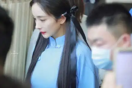 杨幂扎双马尾显娇俏穿复古学生装元气满满