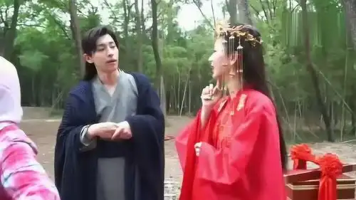 香蜜沉沉烬如霜花絮杨紫邓伦片场讨论谁身上的肉更值钱太逗了
