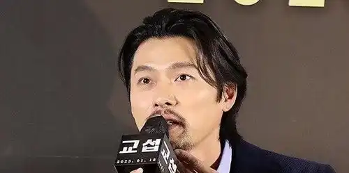 孙艺珍生娃后玄彬变糙了穿西装留胡子头发也长了,新亮相不敢认
