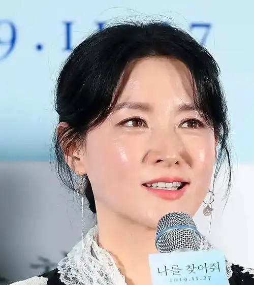 大长今李英爱不显老,穿印花长裙如少女一般,婴儿肌抢镜
