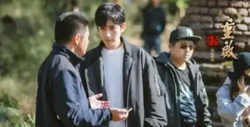 朱一龙被曝盗墓笔记重启路透照,惊现小胡子造型尽显成熟帅气
