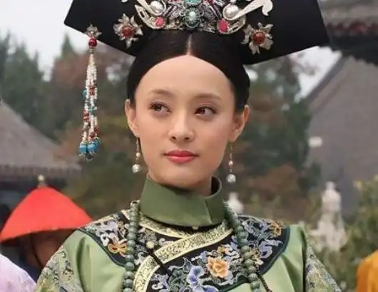 玉娆死都不知,甄嬛拿着玉佩说你大约太像纯元皇后,看穿玉娆
