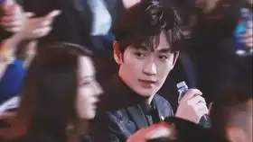 参加活动的迪丽热巴男粉丝大喊不准握手