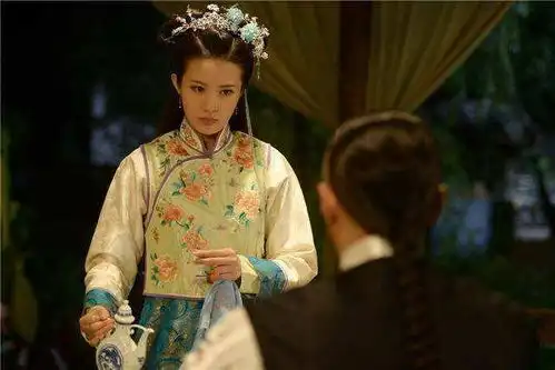 她是奴才出身,偶然机会生下一残疾儿子,获封为妃,活到了70岁
