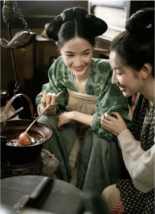 于正新剧阵容强大,张楠王玉雯双女主很养眼,影后惠英红和顶流杨超越甘当配角