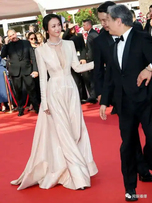 汤唯亮相戛纳电影节红毯,状态太好了,美丽大气