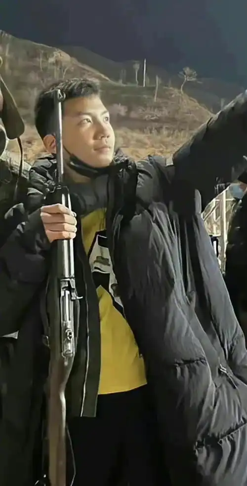 胡军父子罕见合体,儿子穿羽绒服长裤探班父亲,12岁身高快超180