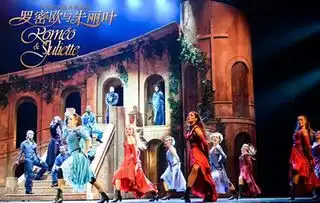 这部戏中莱昂纳多小李子堪称盛世美颜,那时还不流行小鲜肉
