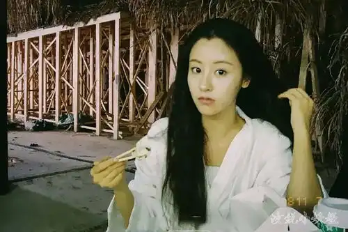 新版小龙女扮演者毛晓慧,怕是招惹了修图师吧
