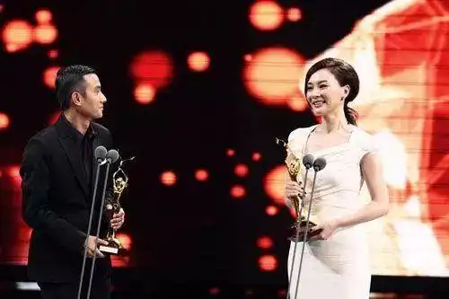 美得迷倒雷佳音,与黄磊靳东是闺蜜,陈数的十年爱情长跑更传奇
