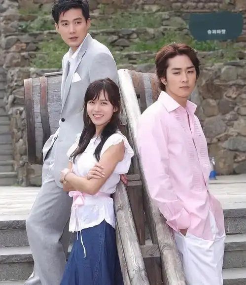 韩剧夏日香气的高清剧照,这部剧是孙艺珍颜值巅峰,美的我见犹怜