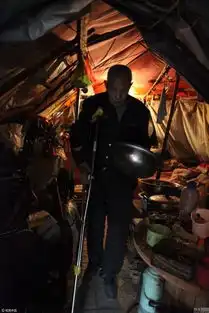 西安104岁老人蜗居街头修单车称儿孙在美国
