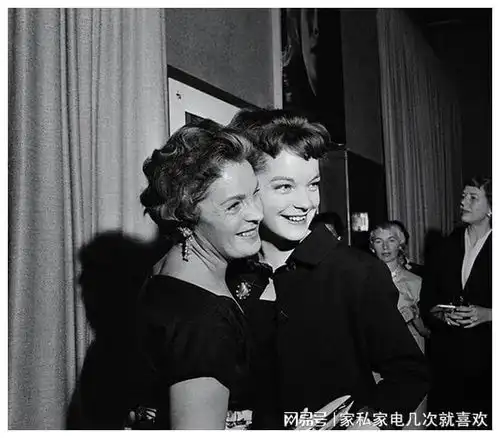 帅到老的阿兰德龙曾经无情地抛弃茜茜公主,晚年又说很爱她
