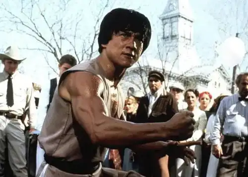 影坛乘风破浪全球总票房超过200亿元的功夫巨星成龙
