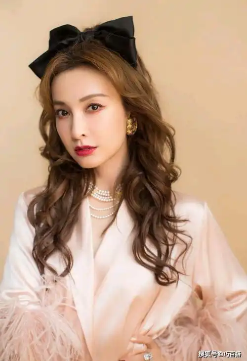 吴昕美得真高调短外套搭配西装裤飒爽妩媚,珍珠项链复古感十足