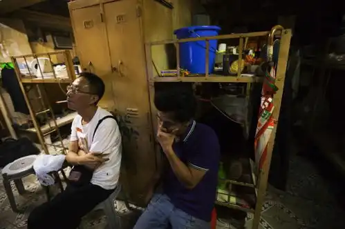 实拍香港棺材间里的蜗居者
