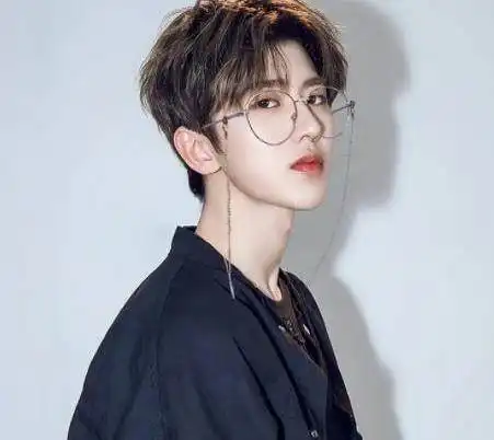 蔡徐坤流量数据造假遭央视曝光朱一龙易烊千玺刷流量躺枪人为操控造假比例高达80
