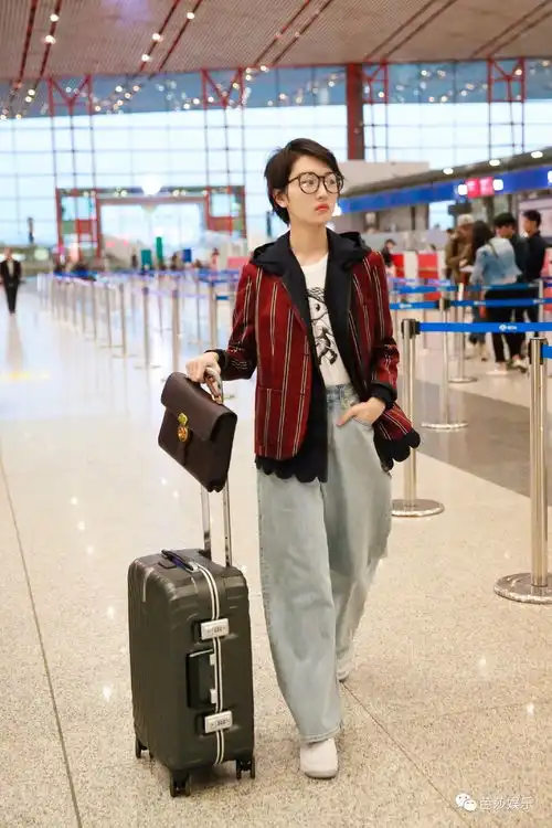 每日星范刘芸背着今年最火的8款包,在机场溜达都像走秀般
