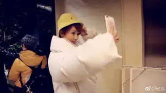 杨紫变樱桃小丸子卖萌自拍遭蒋欣调侃安全帽