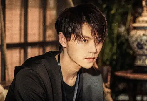 揭秘盗墓笔记,神秘人也叫张起灵他的塌肩膀跟张家古楼有关
