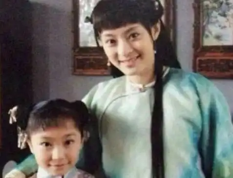 孙俪妹妹短发太惊艳,夕阳下秀绝美侧颜鼻梁高挺,眼神灵动太清纯