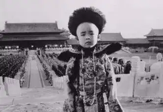 清朝末代皇帝溥仪的童年生活有多悲哀经历了什么

