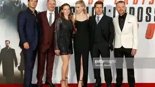 伦敦bfi红毯亨利和粉丝挨个握手合影碟中谍6全面瓦解伦敦首映礼