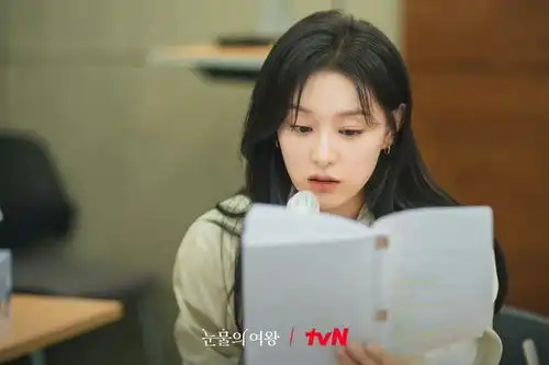 金秀贤金智媛围读眼泪女王剧本照,两位站在一起的cp感非常足
