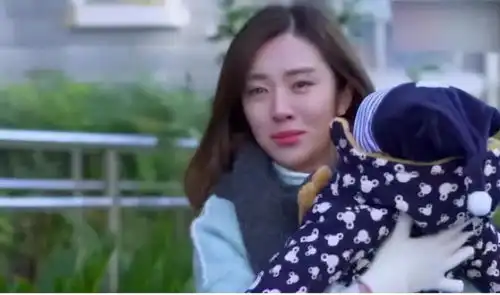 28岁二胎妈妈,被丈夫同事误认成保姆,网友活该,不值得同情
