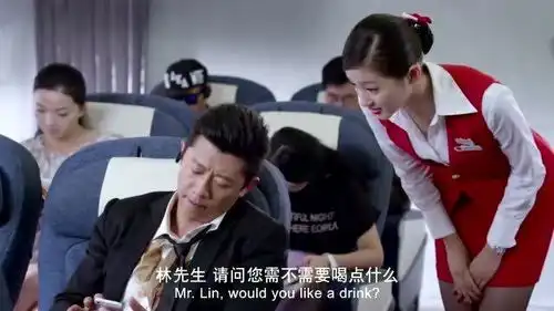 空姐不慌张飞机遭遇故障,空姐紧紧抱住小伙,小伙瞬间心跳急速
