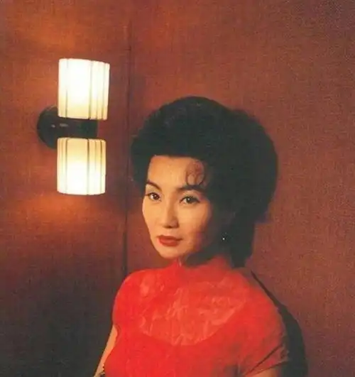 张曼玉55岁生日罕见美照曝光,一袭花色旗袍眉目如画,岁月美人