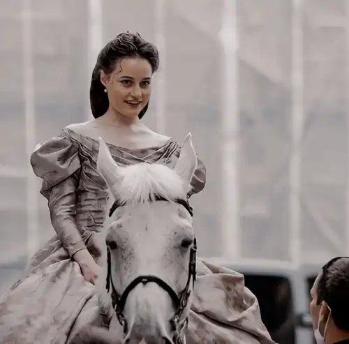 95后新版茜茜公主甜美亮相这颜值网友却表示不服