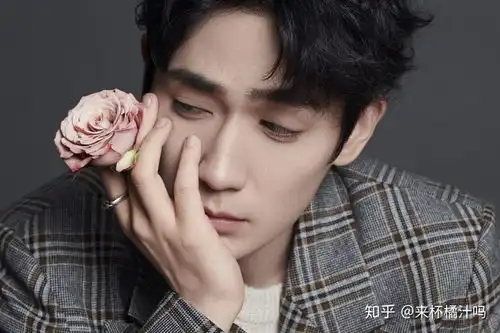 有没有朱一龙穿毛衣的图片呀
