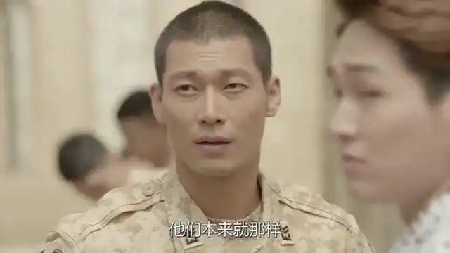 太阳的后裔李致勋拍到当兵的脸,被要求删除照片,姜暮烟从中解围
