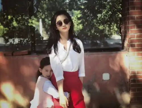 明星教育孩子大不同,宋丹丹直言儿子废物,黄磊却高明很多
