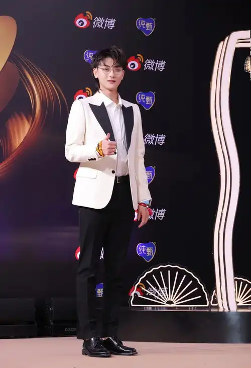 组图2020微博之夜黄子韬在线salute白色西装造型展率性魅力
