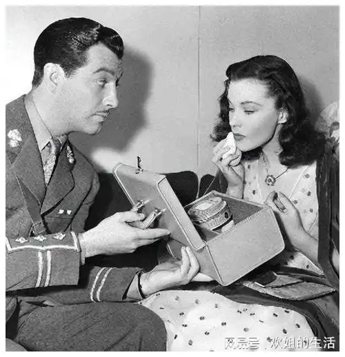 小胡子男神罗伯特泰勒侧颜像雕塑一样完美,和费雯丽绝配
