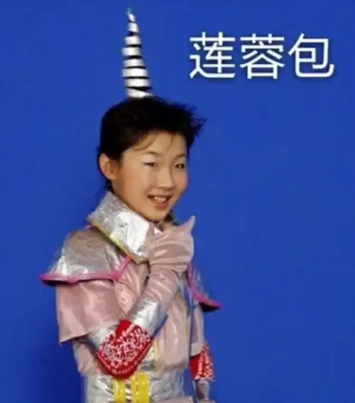 快乐星球莲蓉包国庆出游,肤白貌美太养眼,3岁女儿萌化人心