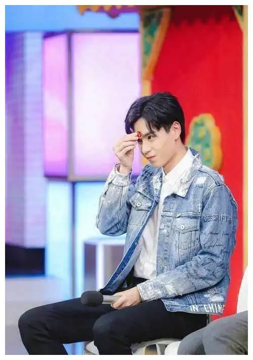 央央金晒沈月剧照,却不小心暴露了胡一天的不足,差距一眼便知