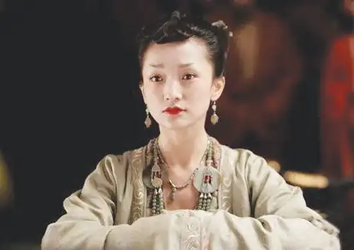 唯爱至上周迅,一心挚爱摇滚人,八段恋情无善终,年近五十仍单身
