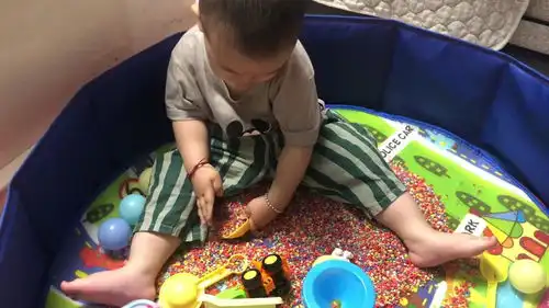 买了一套玩具在家也可以玩沙子了